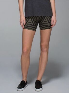 Rare Lululemon Groove Short Regular) Chevron Shuffle Fatigue Green Black Size 8